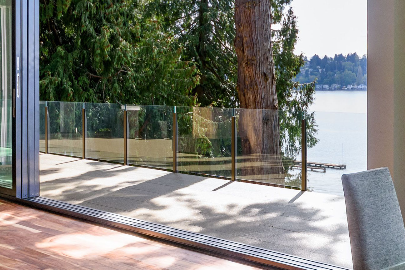Frameless infinity glass on a home's deck