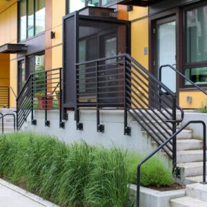 Horizontal railings example on stairs porch